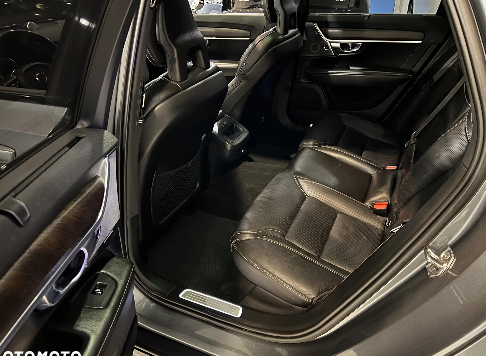 Volvo V90 Cross Country cena 147000 przebieg: 147000, rok produkcji 2017 z Bieruń małe 352